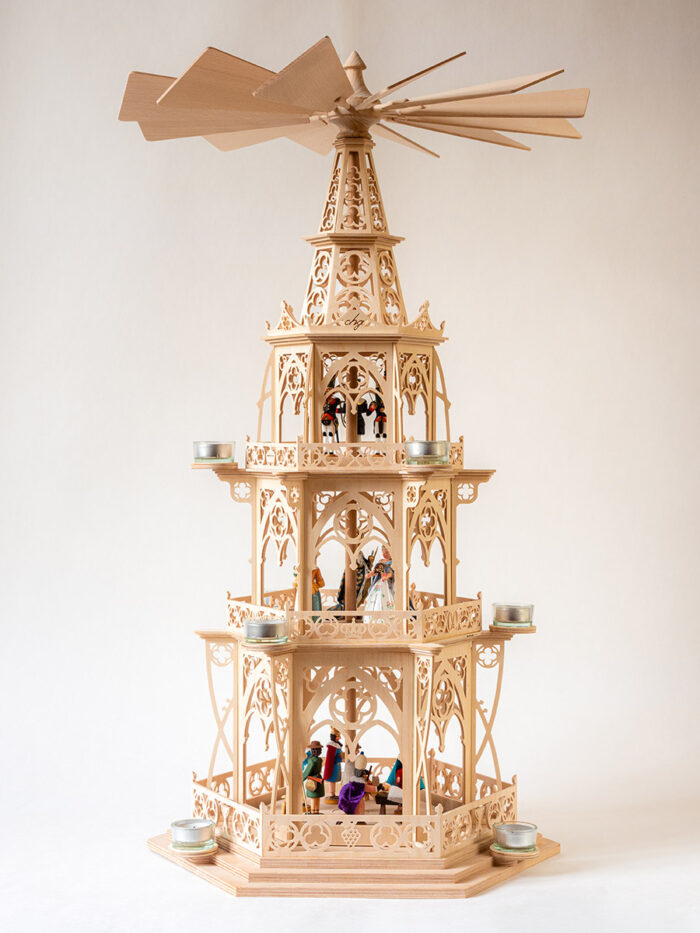 chg Traumpyramide aus Holz von Christoph Gerbeth - Komplettansicht der Weihnachtspyramide mit Figuren
